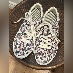Taos Women's Star Sneaker size 8.5